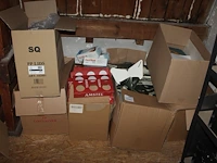 Disposables waaronder gezichtsmaskers, cadeauverpakkingen, bakjes, deksels en traytjes in zes dozen. - afbeelding 1 van  6
