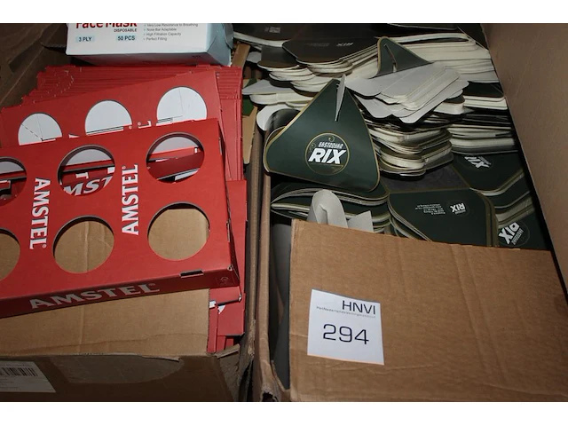 Disposables waaronder gezichtsmaskers, cadeauverpakkingen, bakjes, deksels en traytjes in zes dozen. - afbeelding 2 van  6