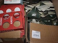 Disposables waaronder gezichtsmaskers, cadeauverpakkingen, bakjes, deksels en traytjes in zes dozen. - afbeelding 2 van  6