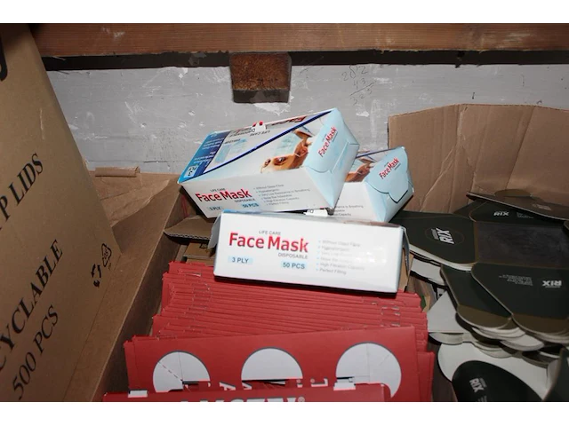 Disposables waaronder gezichtsmaskers, cadeauverpakkingen, bakjes, deksels en traytjes in zes dozen. - afbeelding 3 van  6
