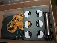 Disposables waaronder gezichtsmaskers, cadeauverpakkingen, bakjes, deksels en traytjes in zes dozen. - afbeelding 5 van  6