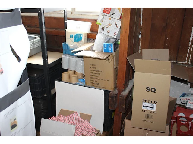 Disposables waaronder gezichtsmaskers, cadeauverpakkingen, bakjes, deksels en traytjes in zes dozen. - afbeelding 6 van  6