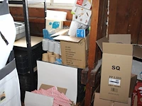 Disposables waaronder gezichtsmaskers, cadeauverpakkingen, bakjes, deksels en traytjes in zes dozen. - afbeelding 6 van  6