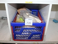 Disposables waaronder messen, vorken en lepels in kunststof krat. - afbeelding 1 van  1