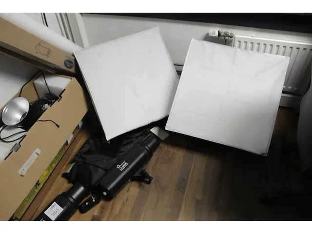 Div. fotostudio gerelateerde producten w.o. twee fotolampen link star, statieven en achterwand papier - afbeelding 2 van  4