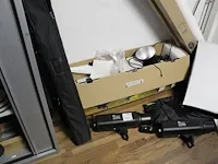 Div. fotostudio gerelateerde producten w.o. twee fotolampen link star, statieven en achterwand papier - afbeelding 3 van  4