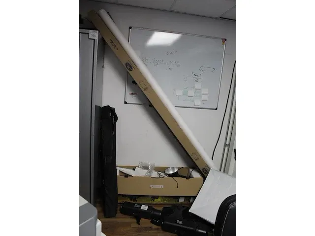 Div. fotostudio gerelateerde producten w.o. twee fotolampen link star, statieven en achterwand papier - afbeelding 4 van  4