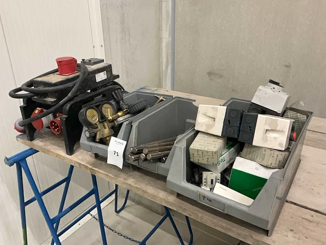 Divers aannemersmateriaal - afbeelding 1 van  8