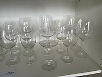 Divers glaswerk op schap. - afbeelding 2 van  3