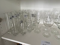 Divers glaswerk op schap. - afbeelding 3 van  3