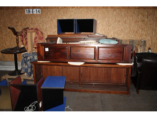 Divers houten meubilair waaronder wandkasten, tafels en stoelen. - afbeelding 1 van  5