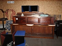 Divers houten meubilair waaronder wandkasten, tafels en stoelen. - afbeelding 1 van  5