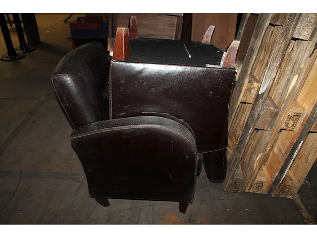 Divers houten meubilair waaronder wandkasten, tafels en stoelen. - afbeelding 2 van  5