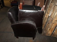 Divers houten meubilair waaronder wandkasten, tafels en stoelen. - afbeelding 2 van  5