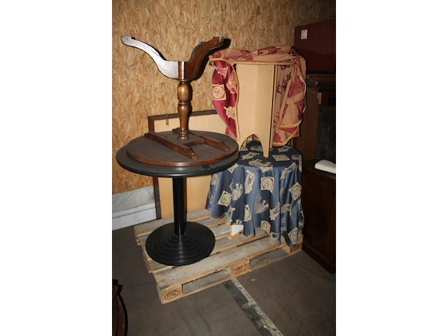 Divers houten meubilair waaronder wandkasten, tafels en stoelen. - afbeelding 3 van  5