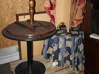 Divers houten meubilair waaronder wandkasten, tafels en stoelen. - afbeelding 3 van  5