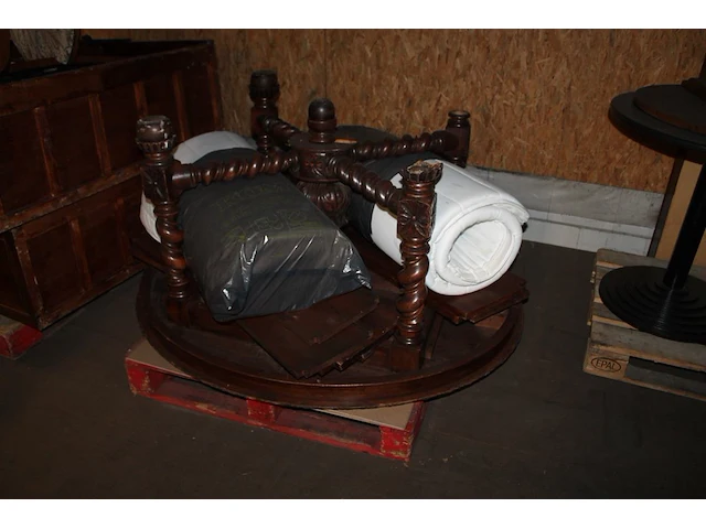 Divers houten meubilair waaronder wandkasten, tafels en stoelen. - afbeelding 4 van  5