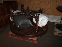 Divers houten meubilair waaronder wandkasten, tafels en stoelen. - afbeelding 4 van  5