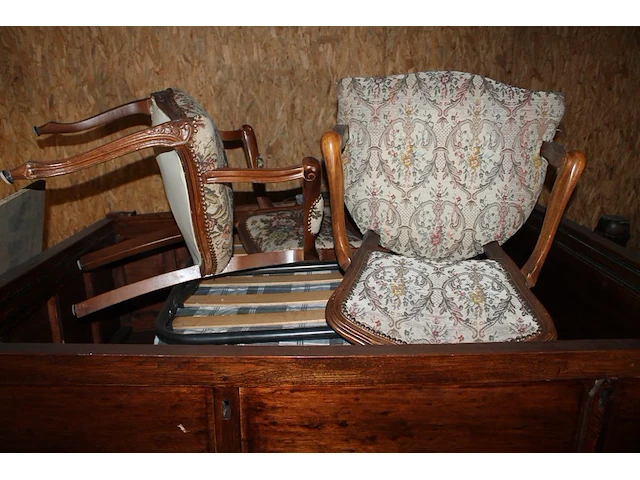 Divers houten meubilair waaronder wandkasten, tafels en stoelen. - afbeelding 5 van  5