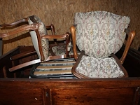 Divers houten meubilair waaronder wandkasten, tafels en stoelen. - afbeelding 5 van  5