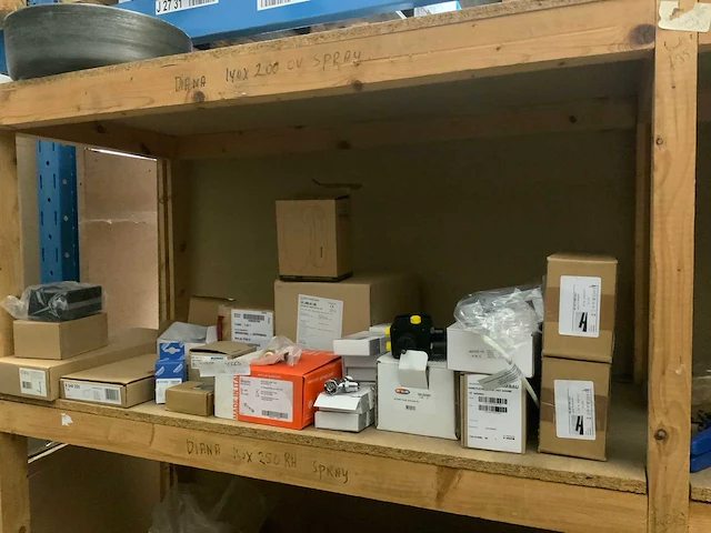 Divers installatie materiaal en sanitair onderdelen (28x) - afbeelding 1 van  9