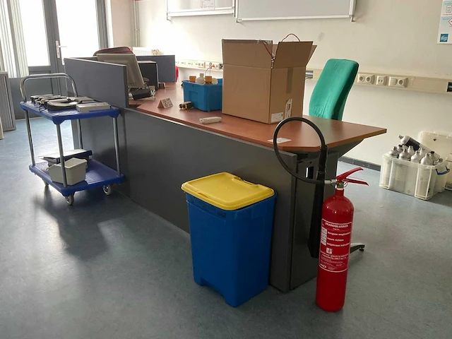 Divers kantoormeubilair - afbeelding 1 van  6