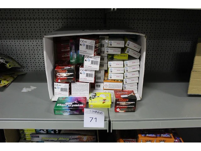 Divers kindervuurwerk in doos w.o. knetterslagen en bengaals vuurwerk. totaal ca. 85 verpakkingen - afbeelding 1 van  3