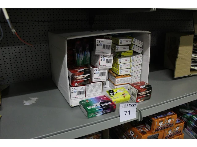 Divers kindervuurwerk in doos w.o. knetterslagen en bengaals vuurwerk. totaal ca. 85 verpakkingen - afbeelding 2 van  3