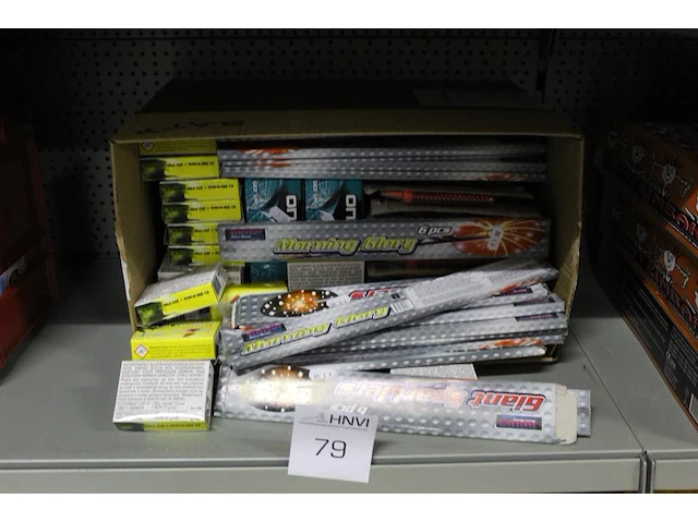 Divers kindervuurwerk in doos w.o. sterretjes en lightning duo´s - afbeelding 1 van  2