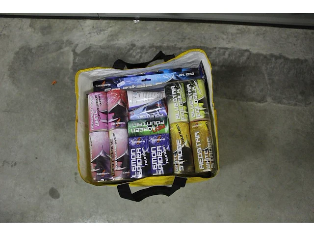 Divers kindervuurwerk in tas - afbeelding 2 van  2