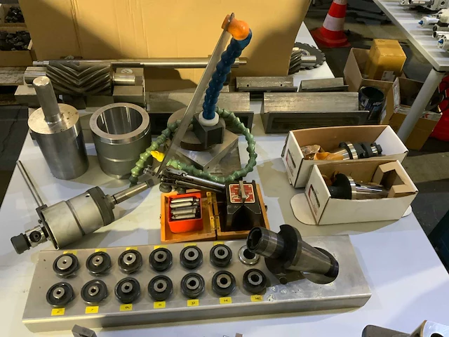Divers kotter en freesgereedschap - afbeelding 1 van  19