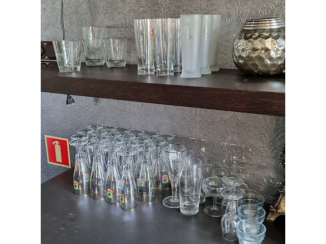Divers servies en decoratie - afbeelding 2 van  15