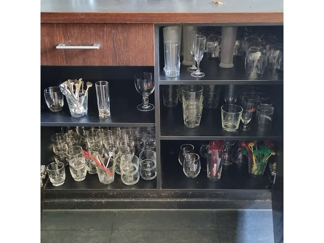 Divers servies en decoratie - afbeelding 4 van  15