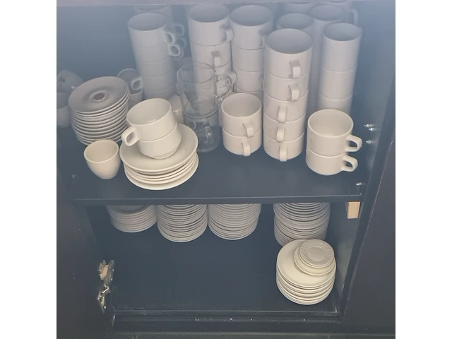 Divers servies en decoratie - afbeelding 6 van  15