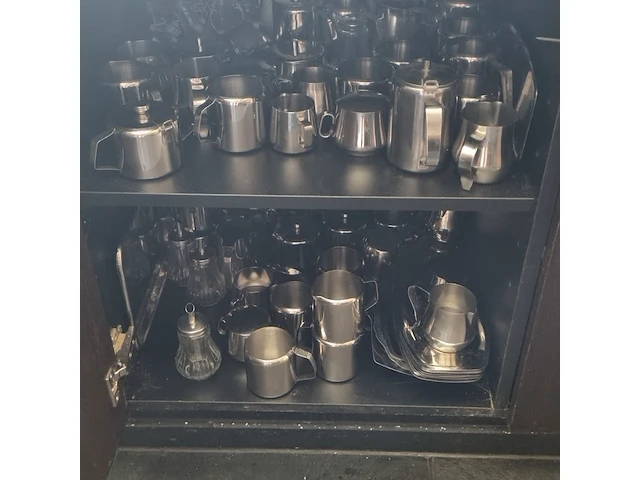Divers servies en decoratie - afbeelding 7 van  15
