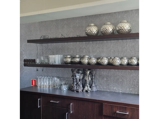 Divers servies en decoratie - afbeelding 1 van  15