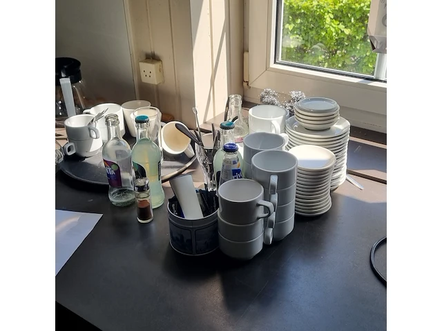 Divers servies en decoratie - afbeelding 8 van  15