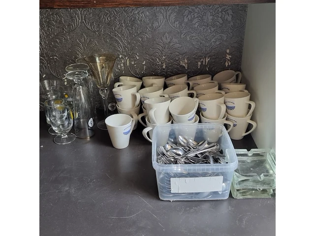 Divers servies en decoratie - afbeelding 10 van  15
