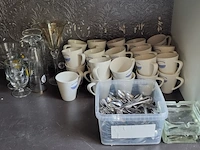 Divers servies en decoratie - afbeelding 10 van  15
