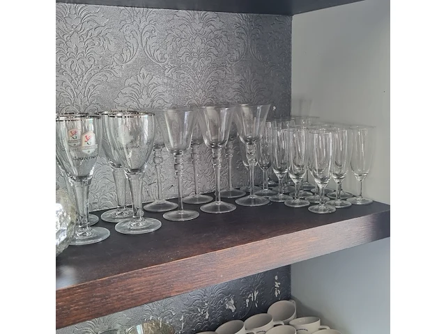 Divers servies en decoratie - afbeelding 11 van  15