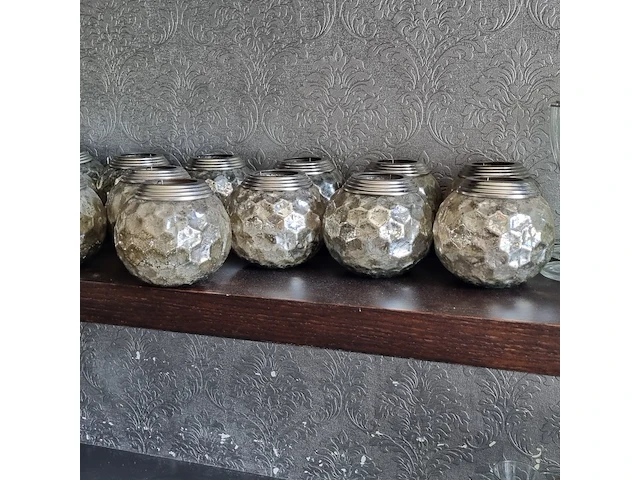 Divers servies en decoratie - afbeelding 12 van  15