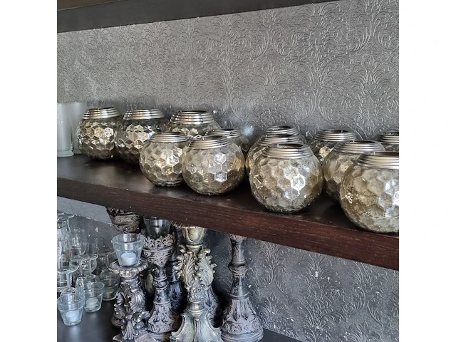 Divers servies en decoratie - afbeelding 13 van  15