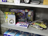Divers speelgoed waaronder trolls, graza maza, lamp en pokémon boekjes - afbeelding 1 van  1