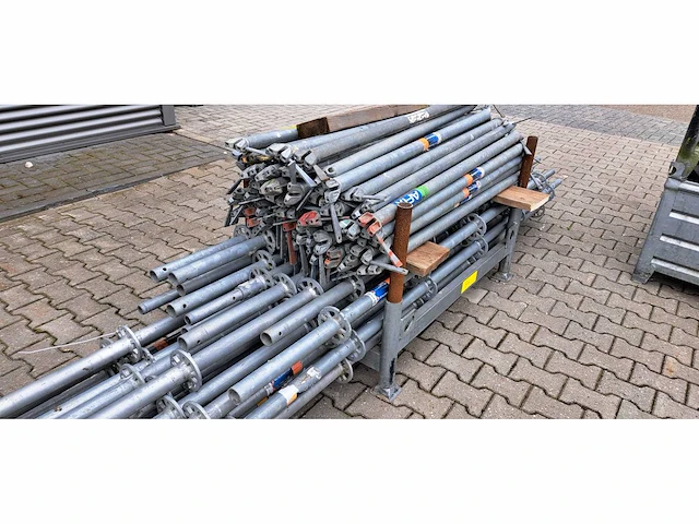 Divers steiger materiaal (148x) - afbeelding 1 van  4