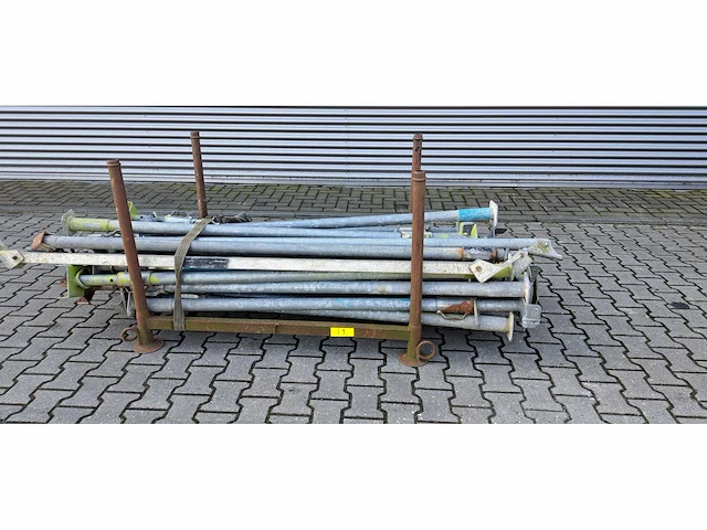 Divers steiger materiaal (48x) - afbeelding 1 van  4
