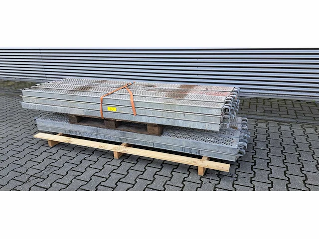 Divers steiger materiaal (48x) - afbeelding 2 van  4