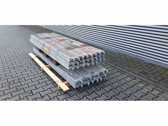 Divers steiger materiaal (48x) - afbeelding 4 van  4