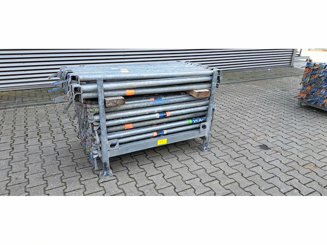 Divers steiger materiaal korte liggers en hulpkortelingen (150x) - afbeelding 1 van  2