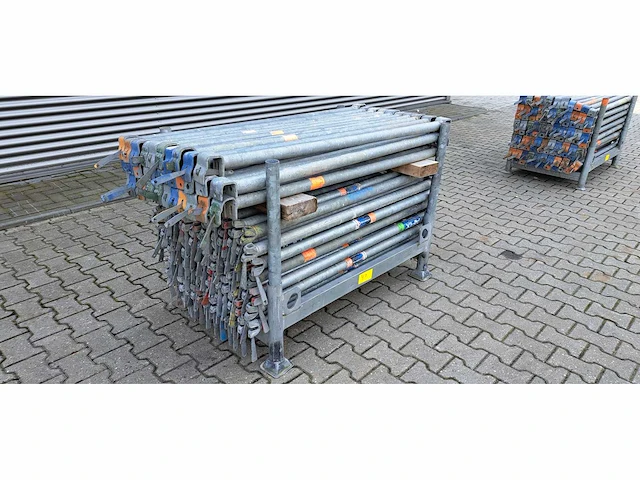Divers steiger materiaal korte liggers en hulpkortelingen (150x) - afbeelding 2 van  2