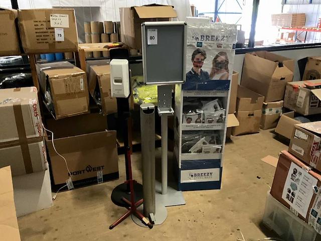 Divers winkel inventaris (4x) - afbeelding 1 van  6
